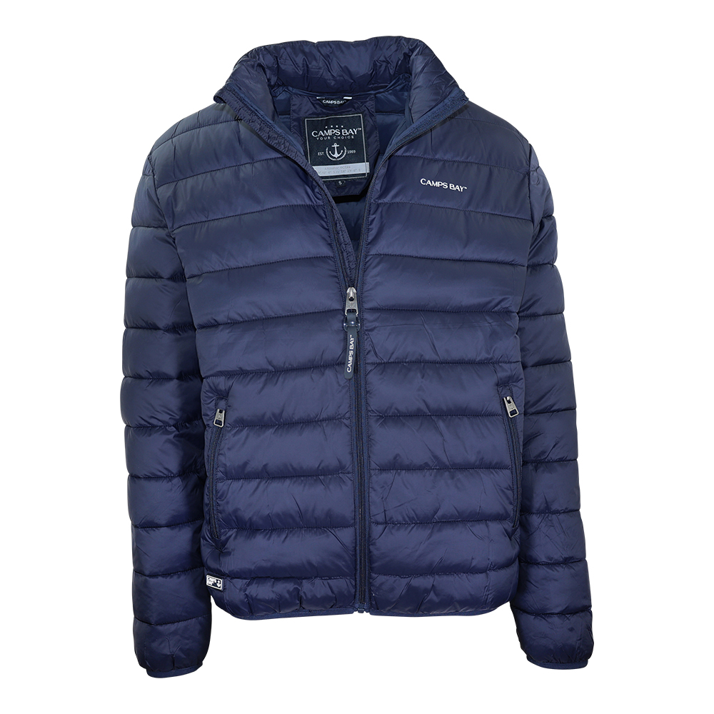 Männliches Model mit CAMPS BAY Stepp-Jacke in Night Sky