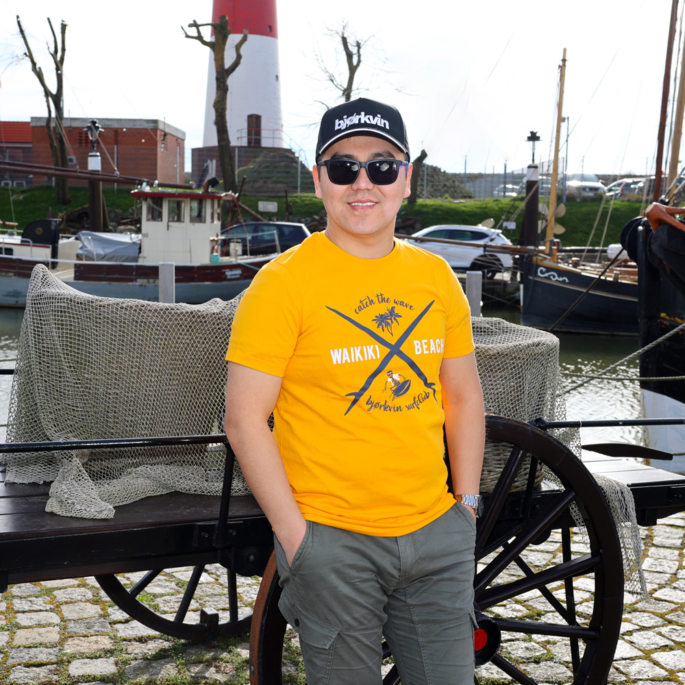 Männliches Model mit Björkvin T-Shirt in Radiant Yellow