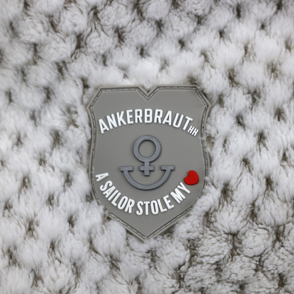 Weibliches Model mit ANKERBRAUT Plüschjacke in Dove
