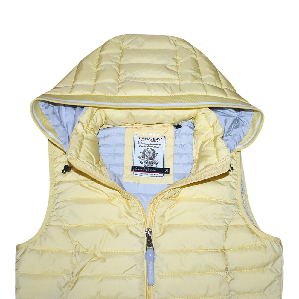 Weibliches Model mit CAMPS BAY Weste in Pale Banana
