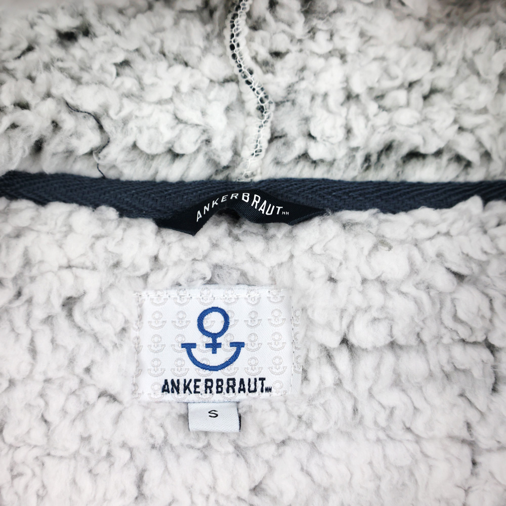 Weibliches Model mit ANKERBRAUT Teddyfleece-Jacke in India Ink