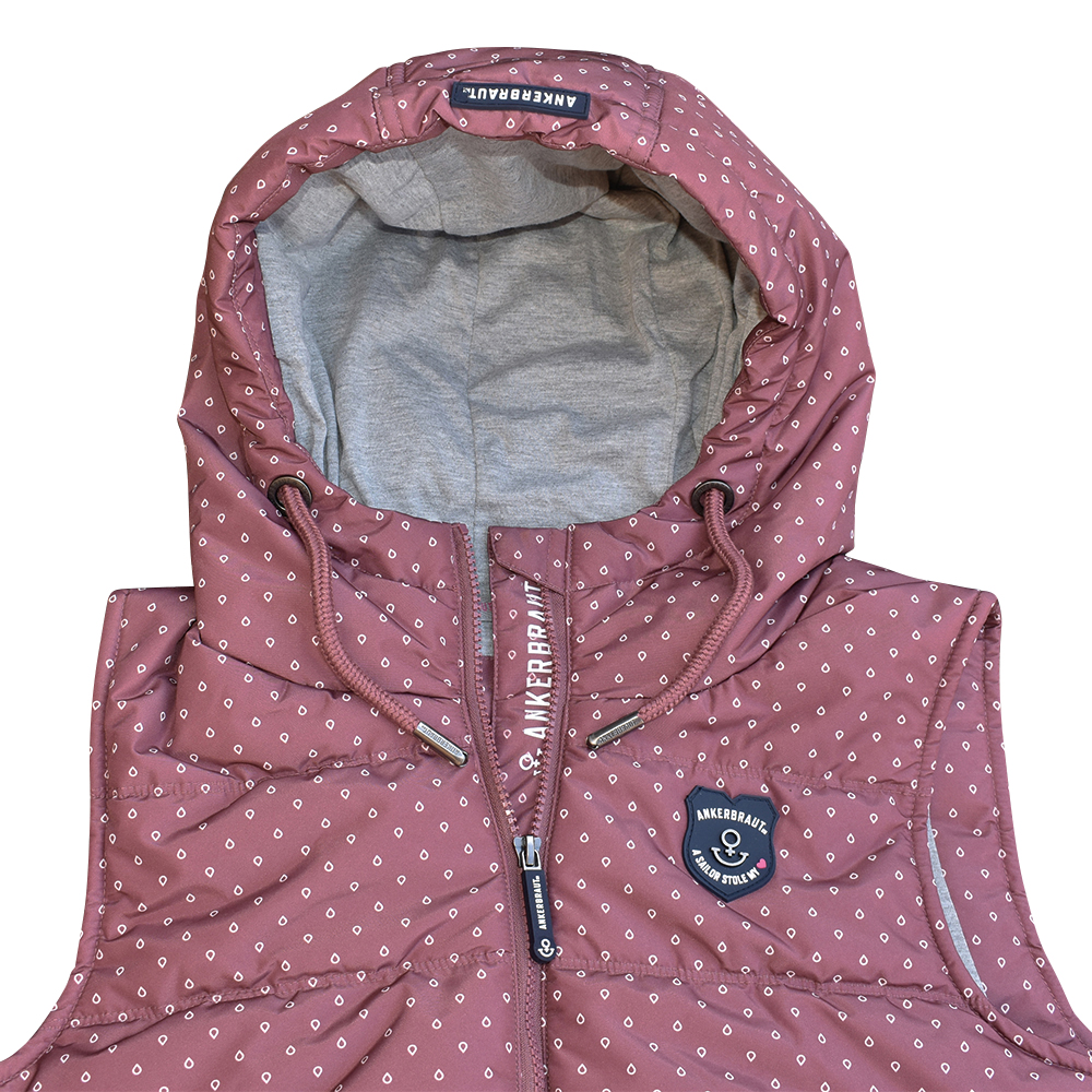 Weibliches Model mit ANKERBRAUT Weste in Rose Brown