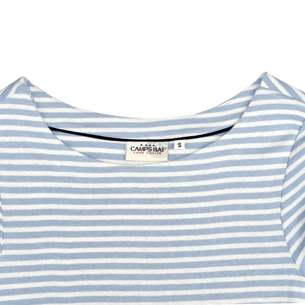 Weibliches Model mit CAMPS BAY Shirt in Blue Fog