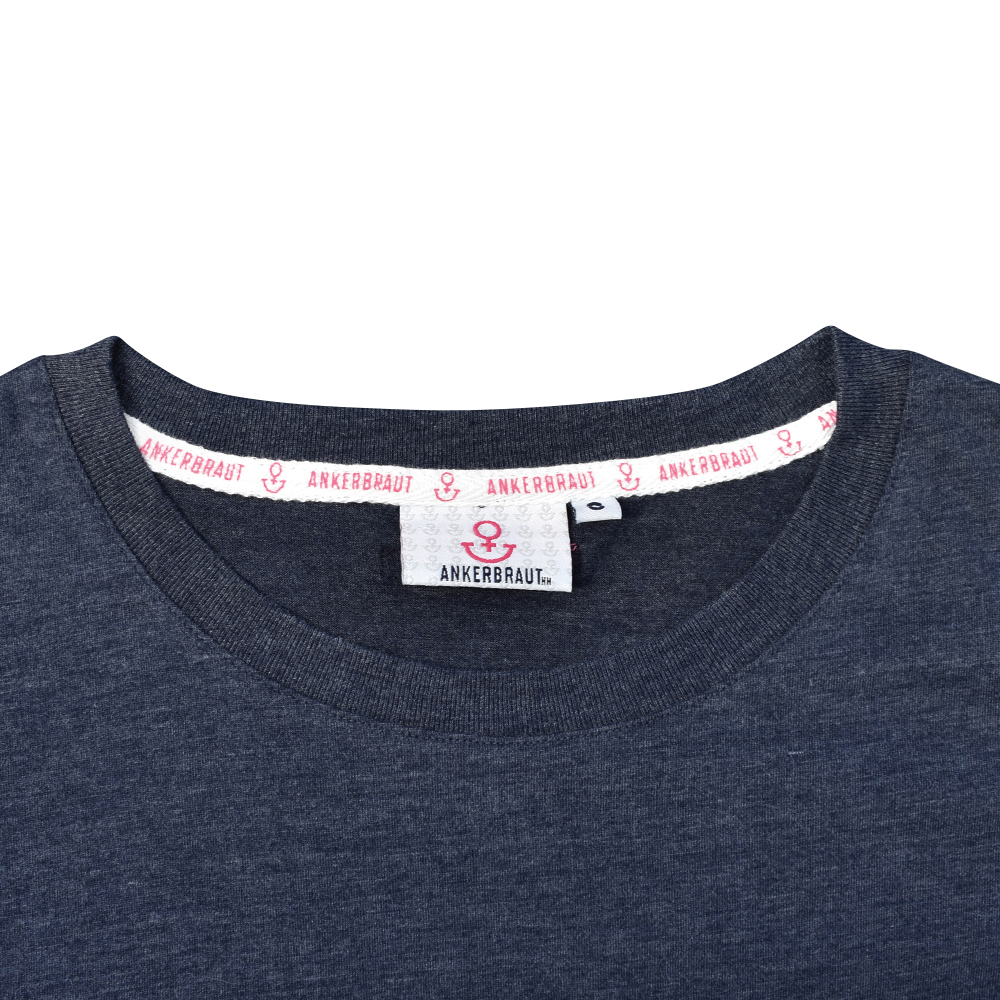 Weibliches Model mit ANKERBRAUT T-Shirt in Night Sky