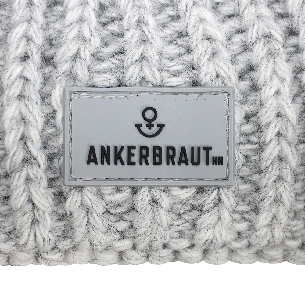 Weibliches Model mit ANKERBRAUT Mütze in Silver