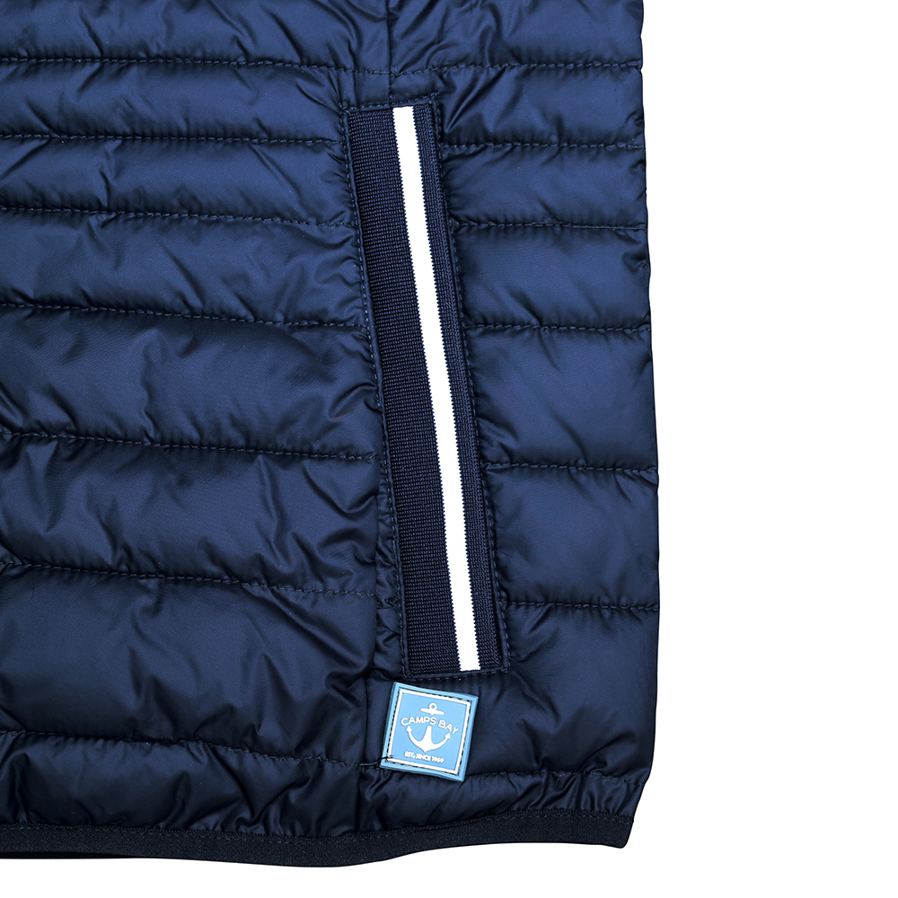 Weibliches Model mit CAMPS BAY Weste in Maritime Blue