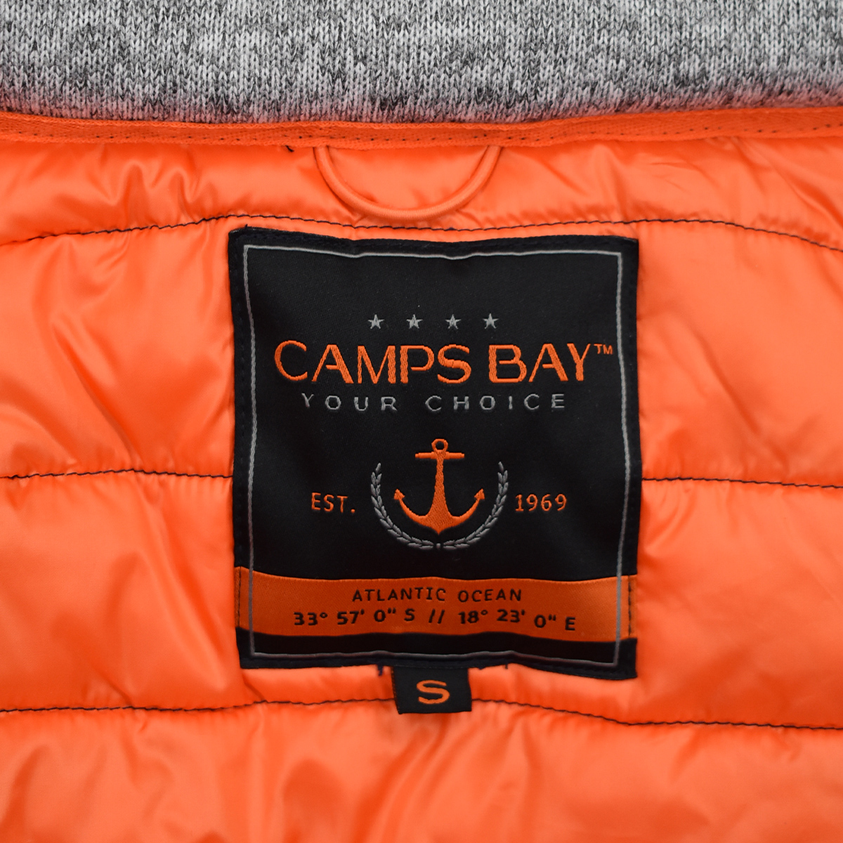 Männliches Model mit CAMPS BAY Jacke in Night Sky