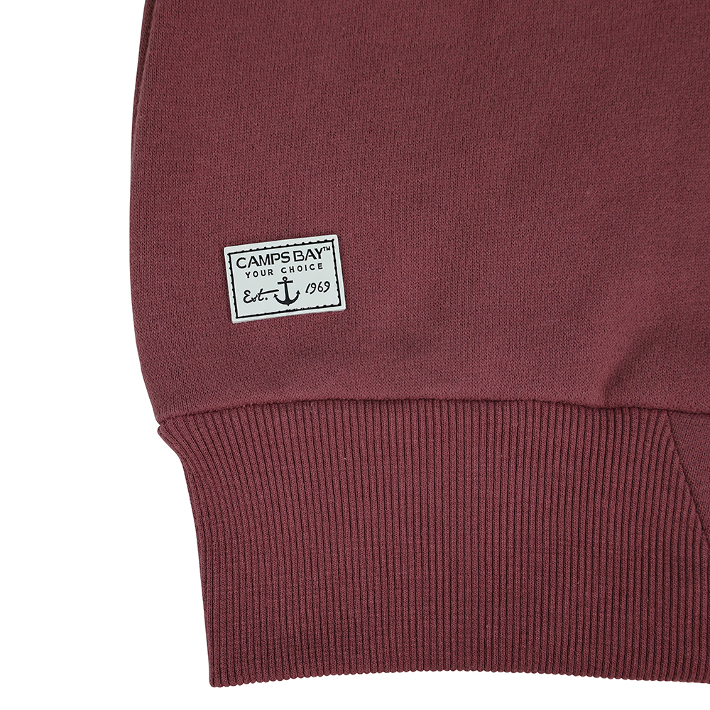 Weibliches Model mit CAMPS BAY Sweatkleid in Rose Brown