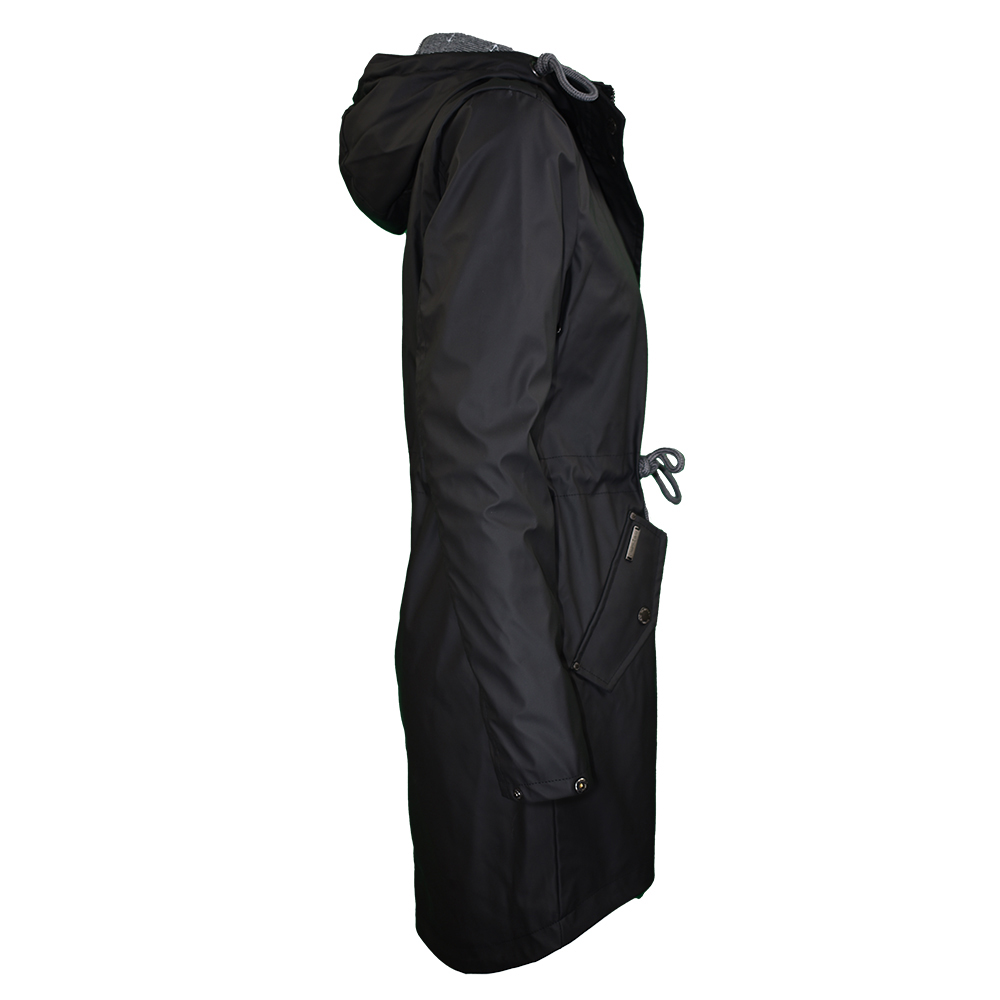 Weibliches Model mit CAMPS BAY Wetterjacke in Schwarz