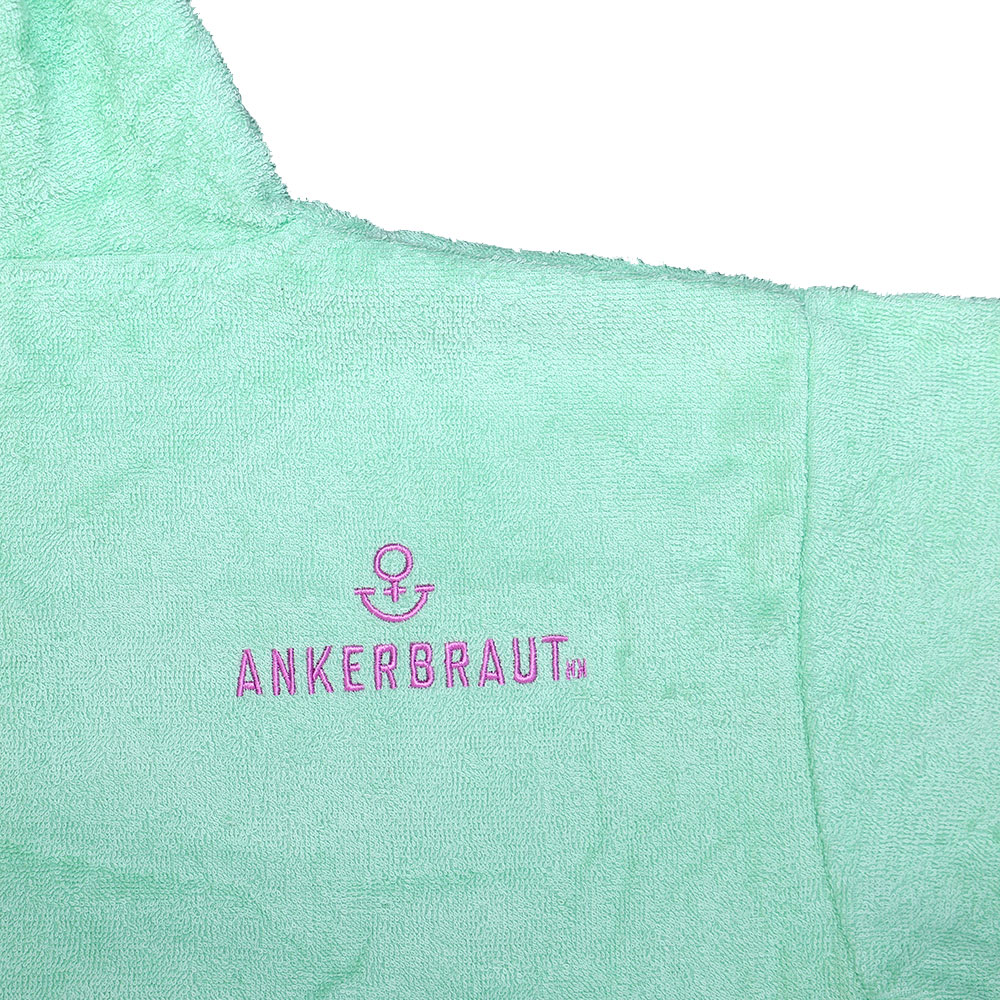 Weibliches Model mit ANKERBRAUT Beach-Poncho in Green