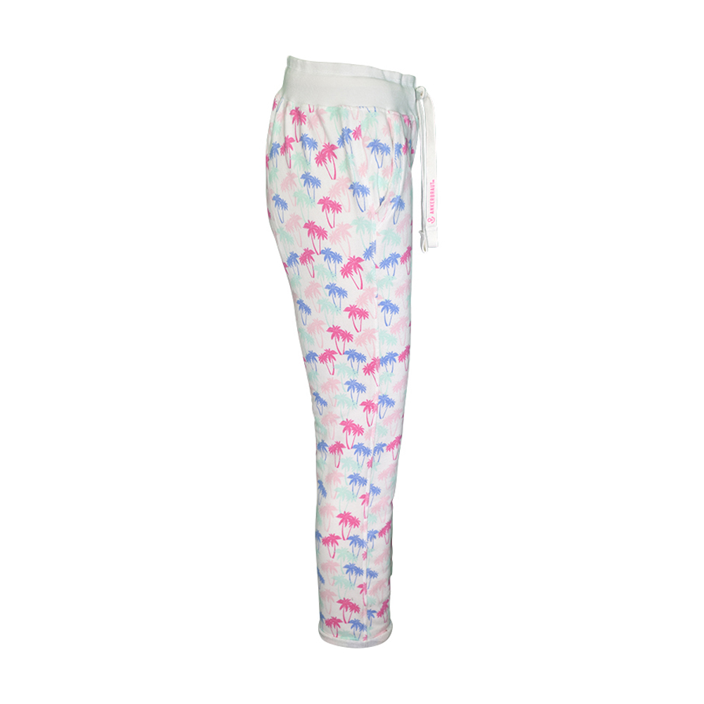 Weibliches Model mit ANKERBRAUT Sweathose 