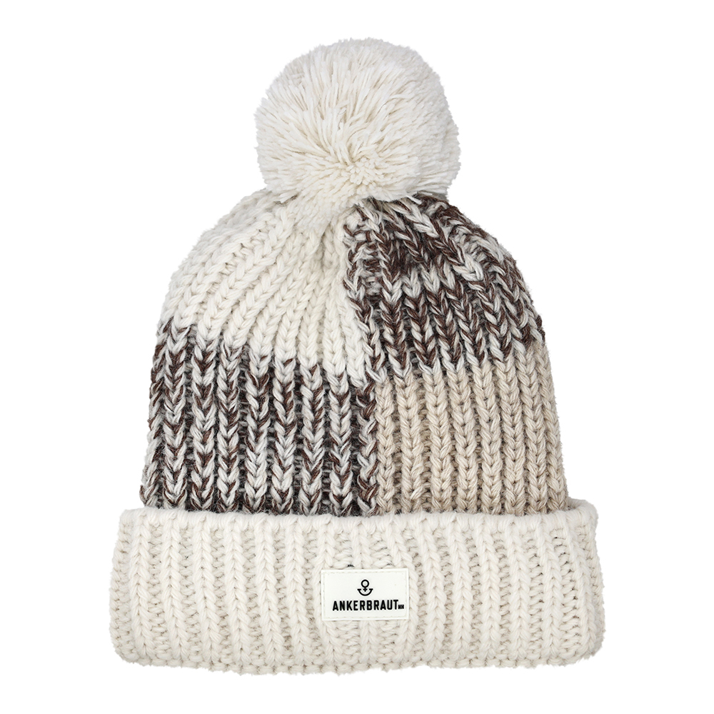 Weibliches Model mit ANKERBRAUT Mütze in Creme