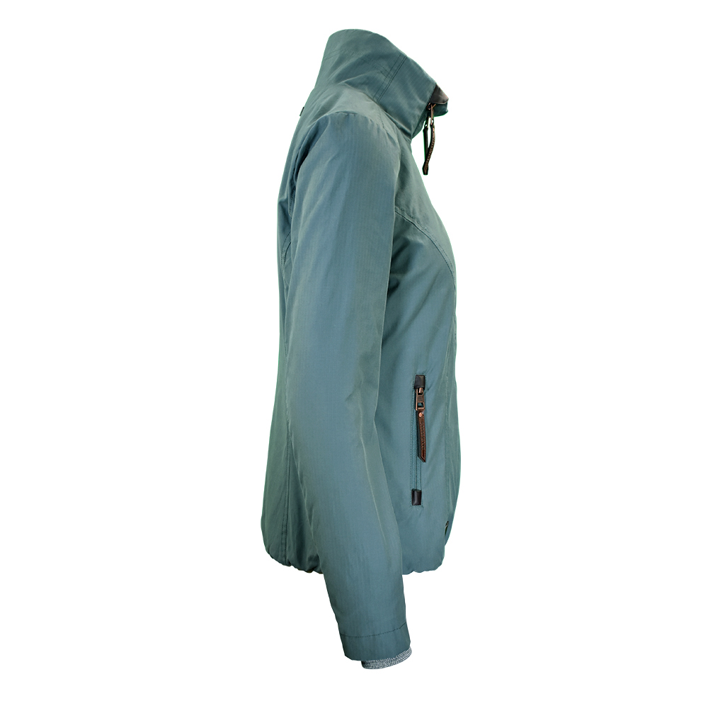 Weibliches Model mit ANKERBRAUT Jacke in Petrol