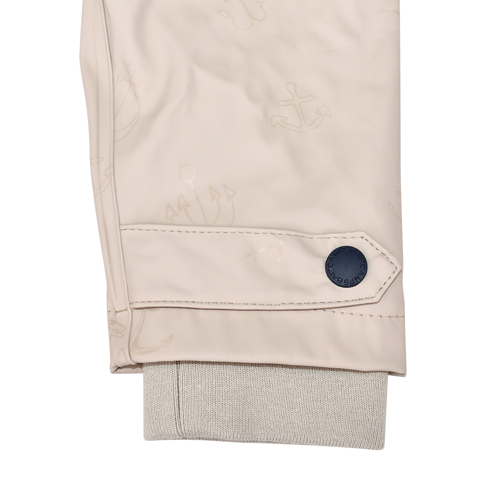 Weibliches Model mit CAMPS BAY Regenjacke in Pumic Stone