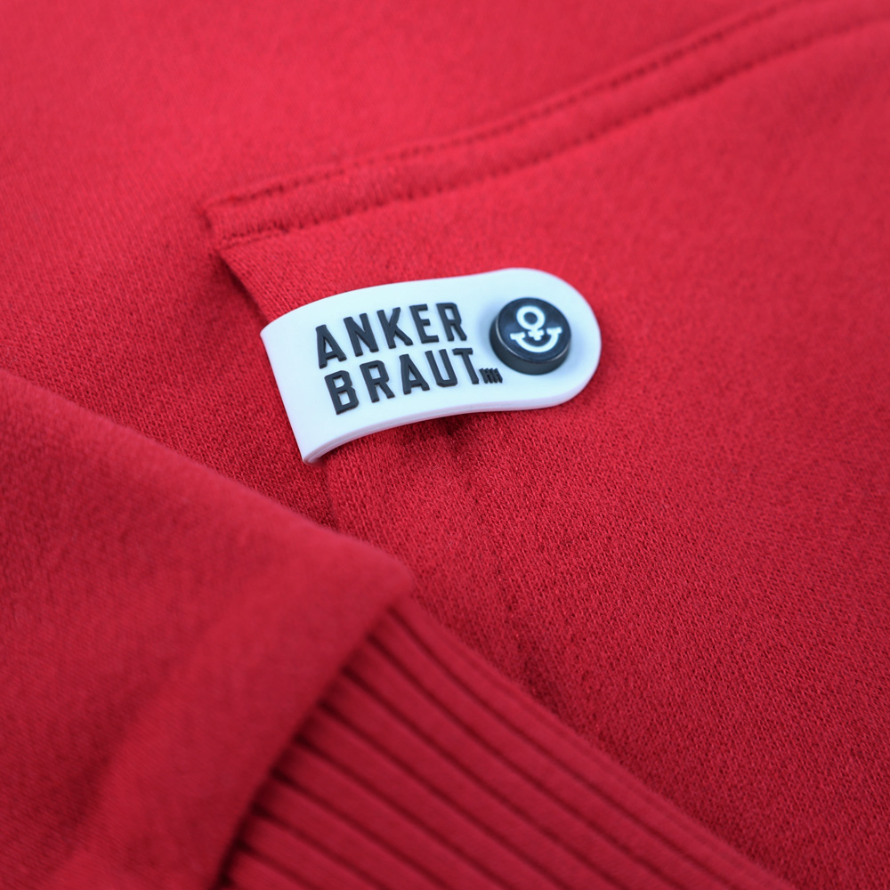 Weibliches Model mit ANKERBRAUT Sweatjacke in Rot