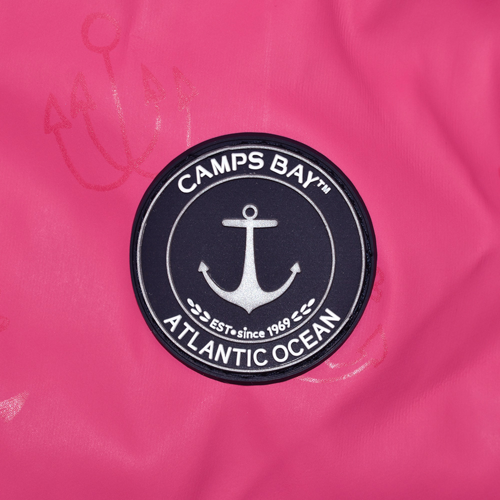 Weibliches Model mit CAMPS BAY Regenjacke in Pink Flambée
