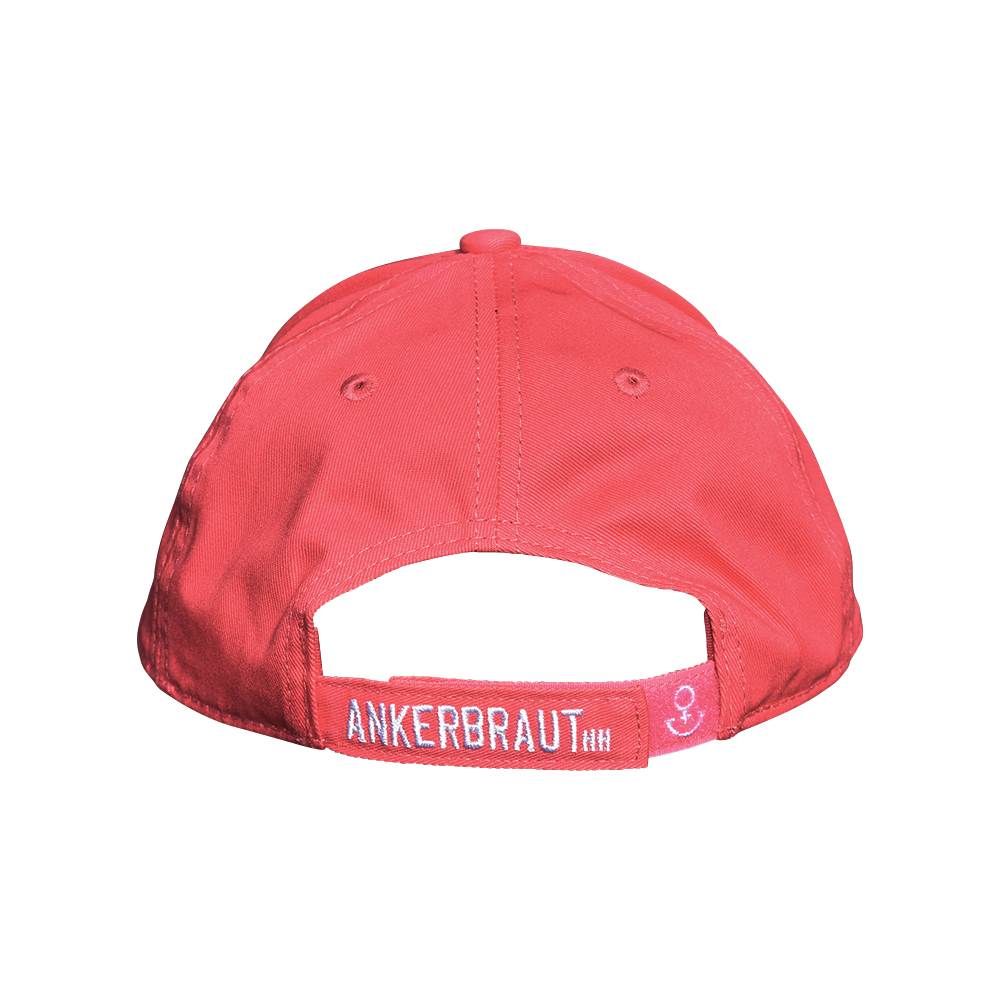 Weibliches Model mit ANKERBRAUT Cap in Koralle