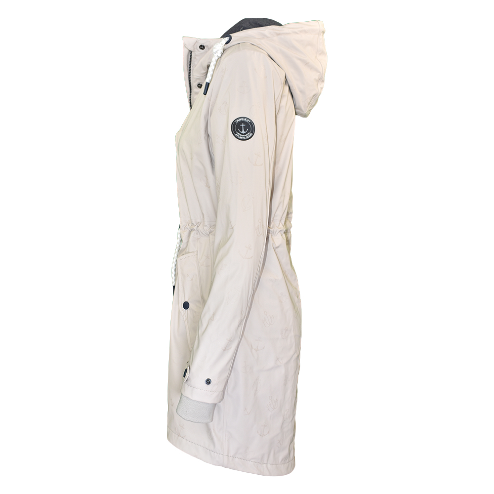 Weibliches Model mit CAMPS BAY Regenjacke in Pumic Stone