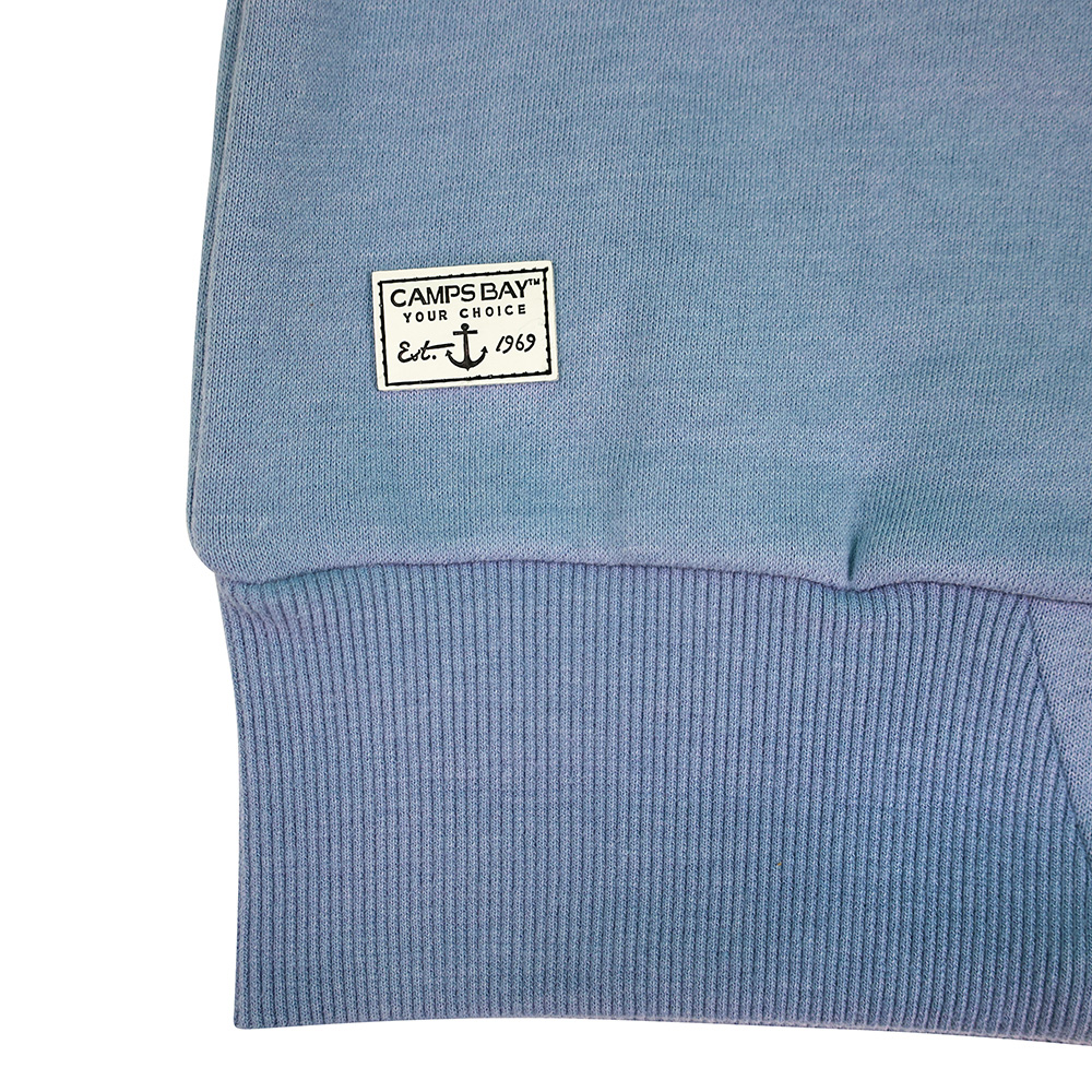 Weibliches Model mit CAMPS BAY Sweatkleid in Infinity Melange