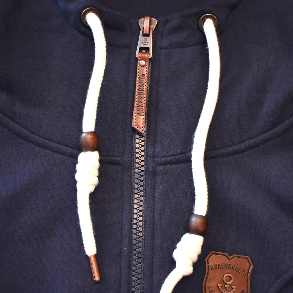 Weibliches Model mit ANKERBRAUT Long Sweatjacke in Total Eclipse Melange 