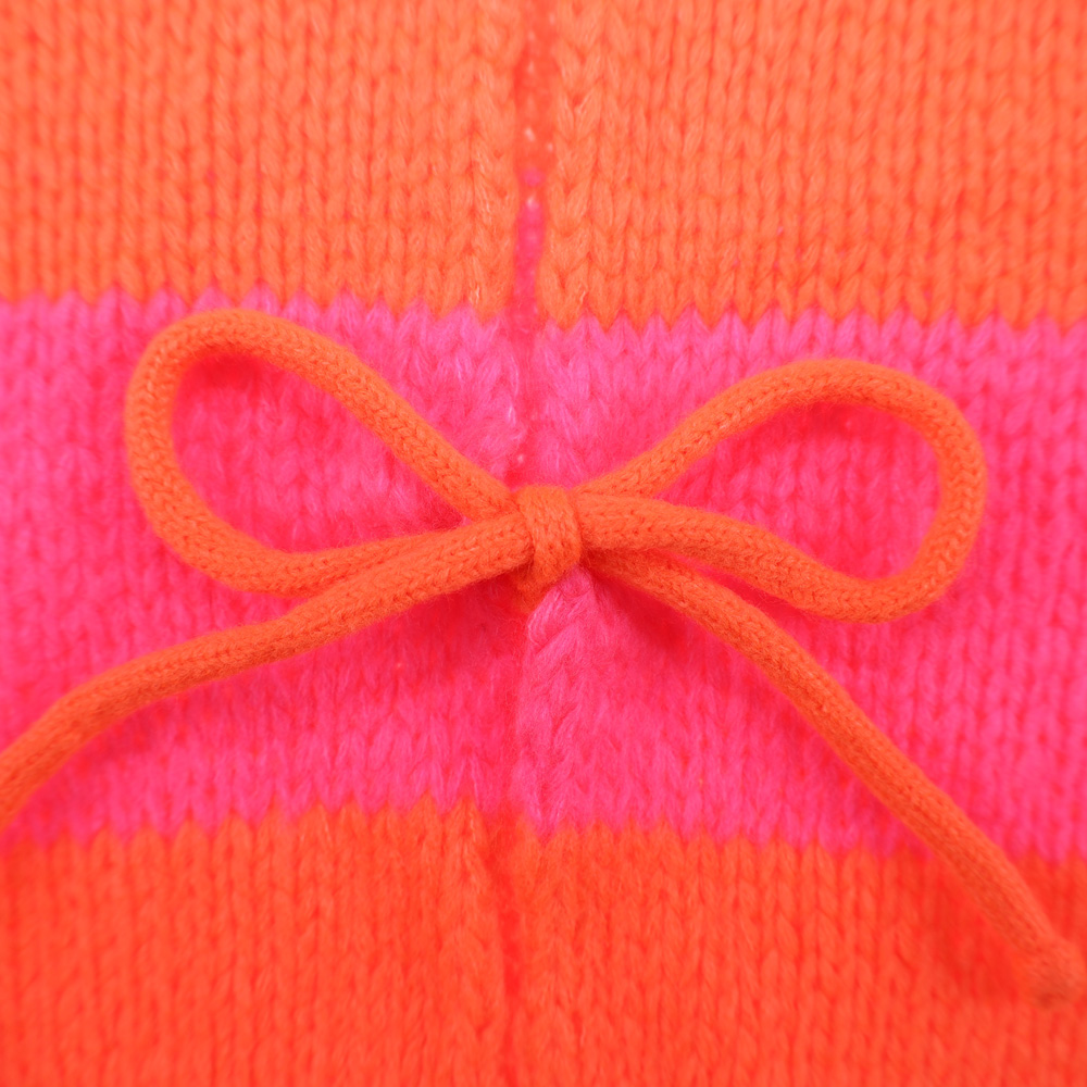 Weibliches Model mit Rock Your Day Kuschelstrickjacke 