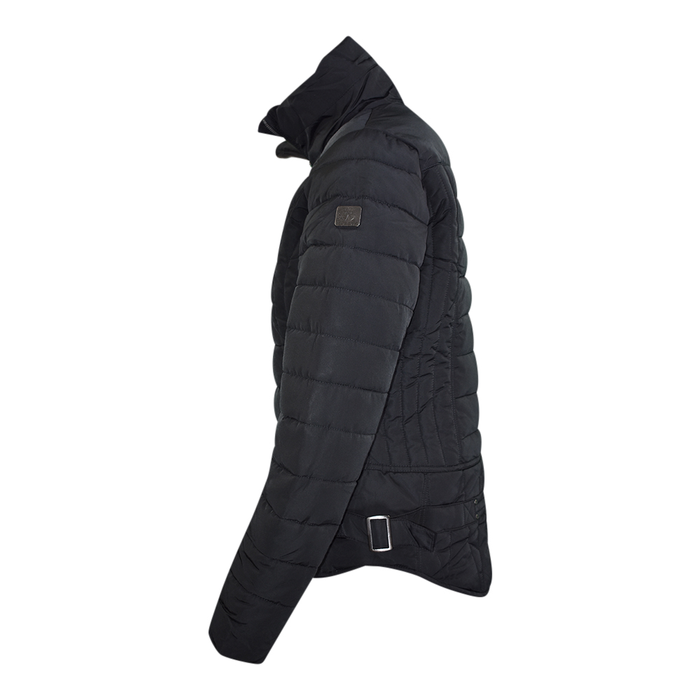Weibliches Model mit CAMPS BAY Jacke in Schwarz