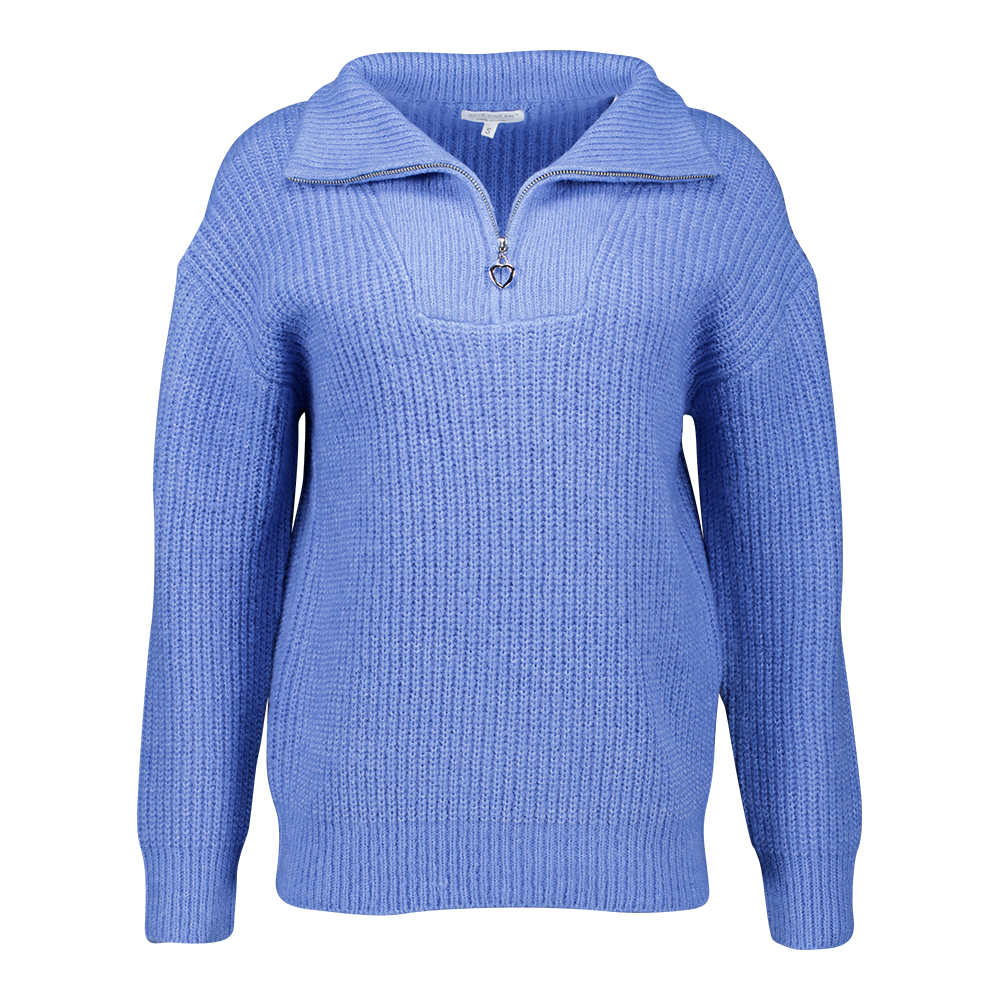 Weibliches Model mit Rock your Day Pullover in Provence
