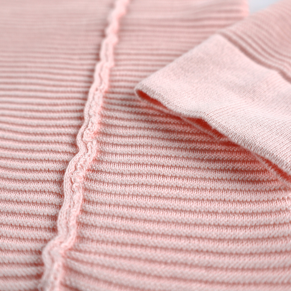 Weibliches Model mit CAMPS BAY Strickpullover in Rosequartz