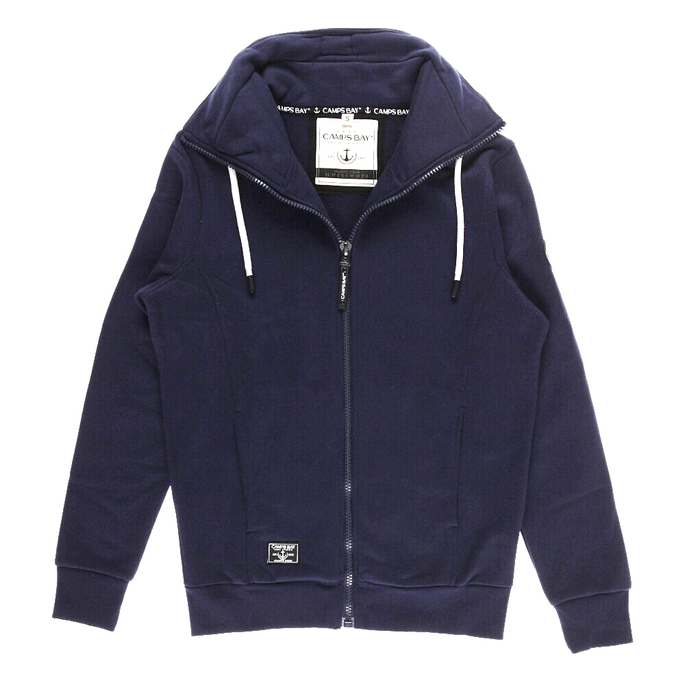 Männliches Model mit CAMPS BAY Sweatjacke in Night Sky
