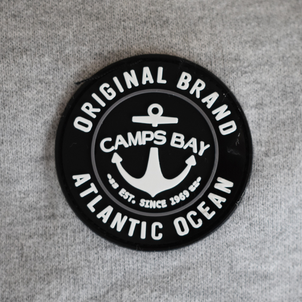 Männliches Model mit CAMPS BAY Hoodie in Silver Melange