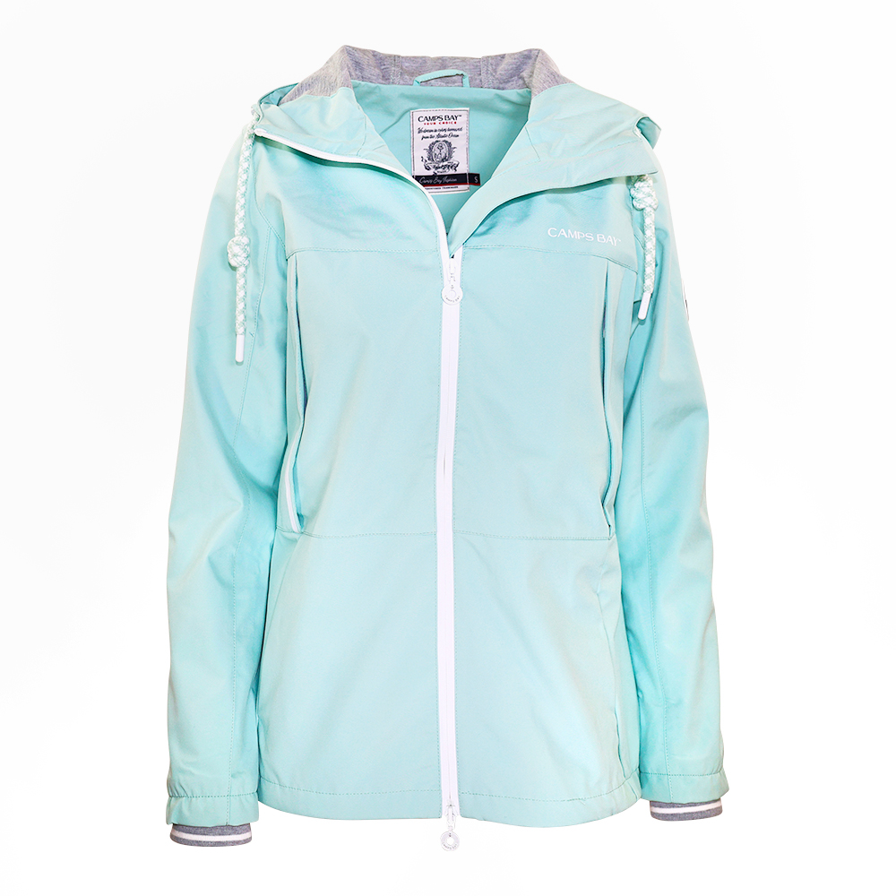 Weibliches Model mit CAMPS BAY Funktionsjacke 