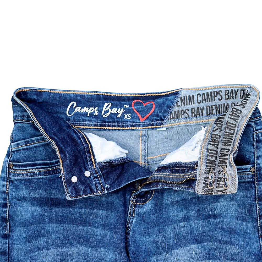 Weibliches Model mit CAMPS BAY Jeans-Shorts in dblue