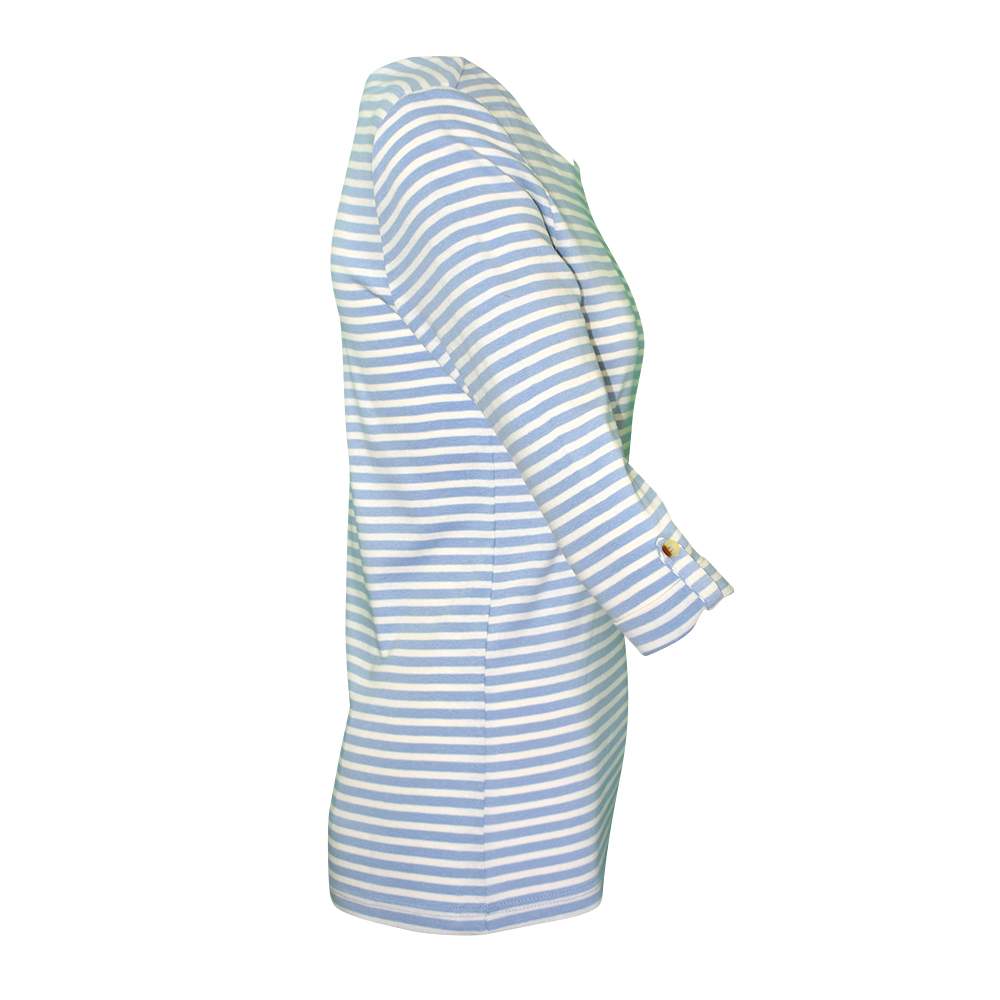 Weibliches Model mit CAMPS BAY Shirt in Blue Fog