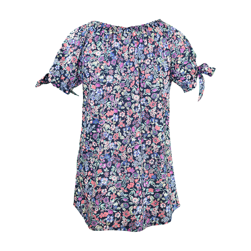 Weibliches Model mit CAMPS BAY Bluse in Navy