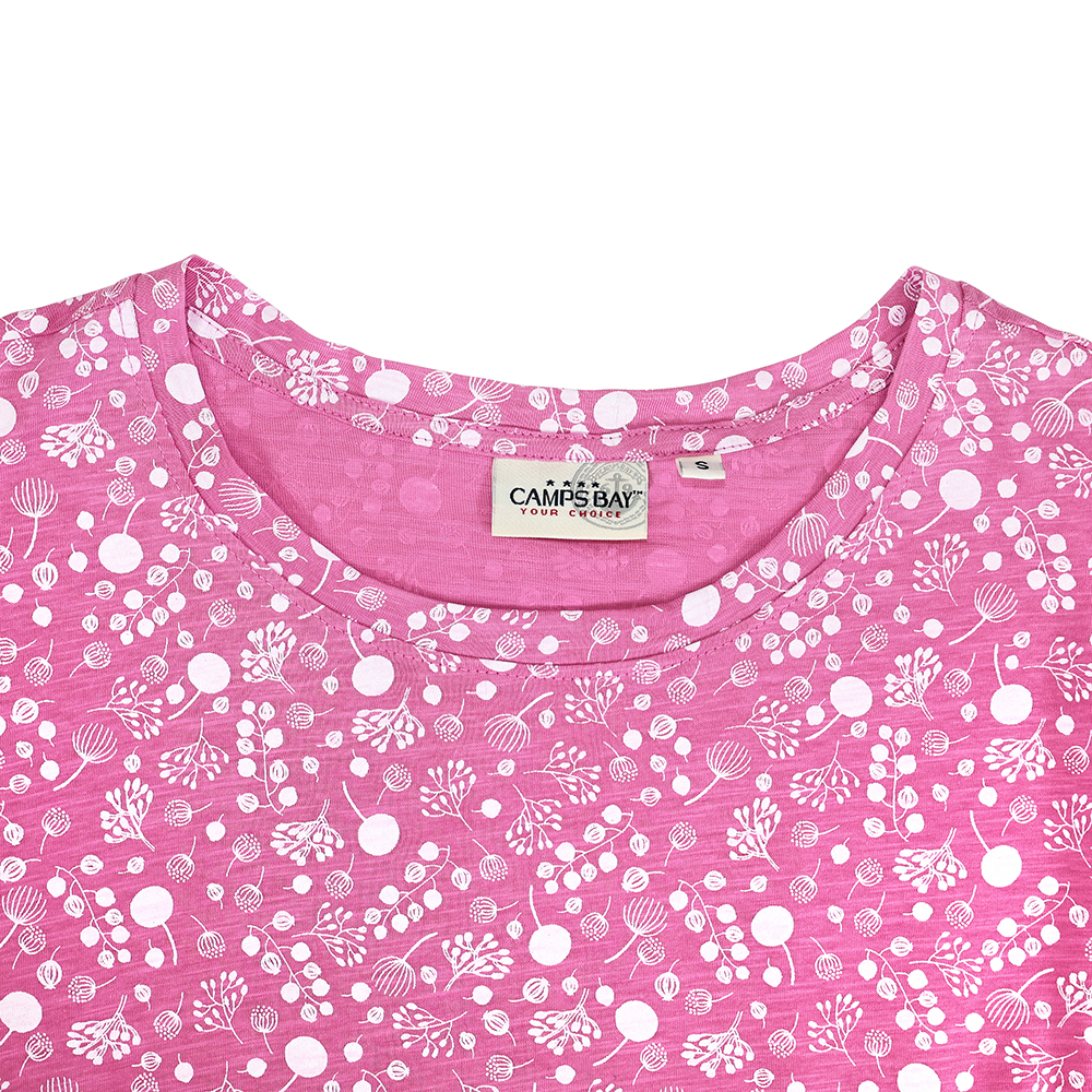 Weibliches Model mit CAMPS BAY T-Shirt in Cyclamen