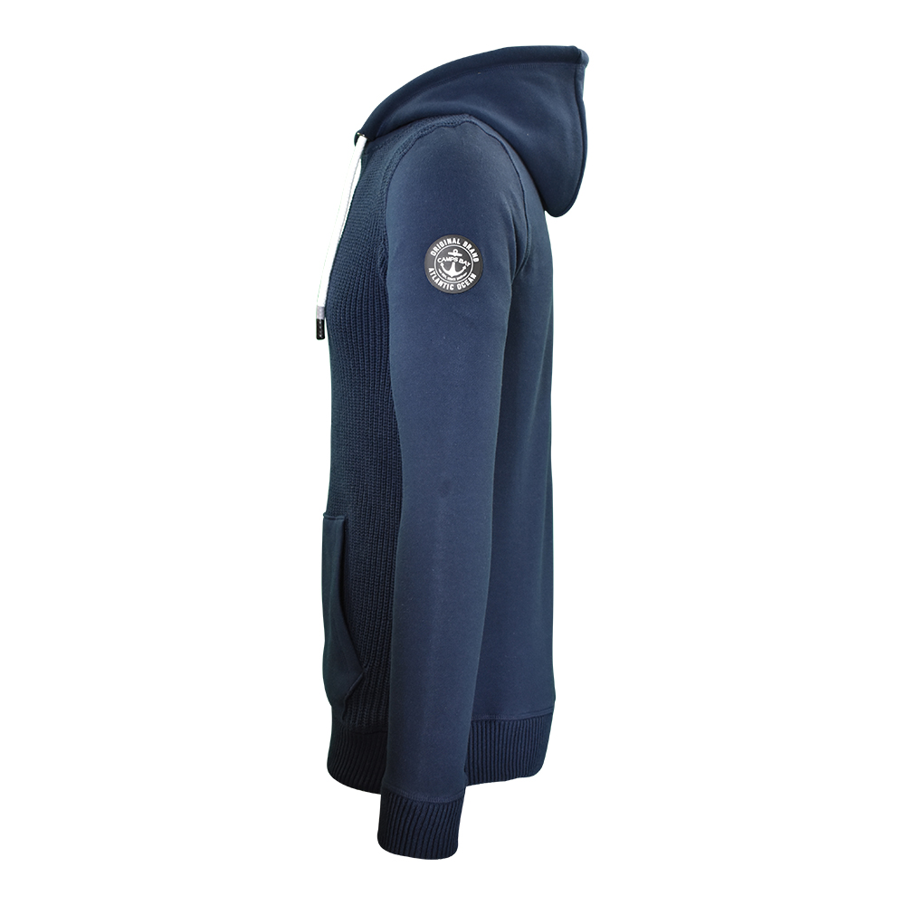 Männliches Model mit CAMPS BAY Strickpullover in Night Sky