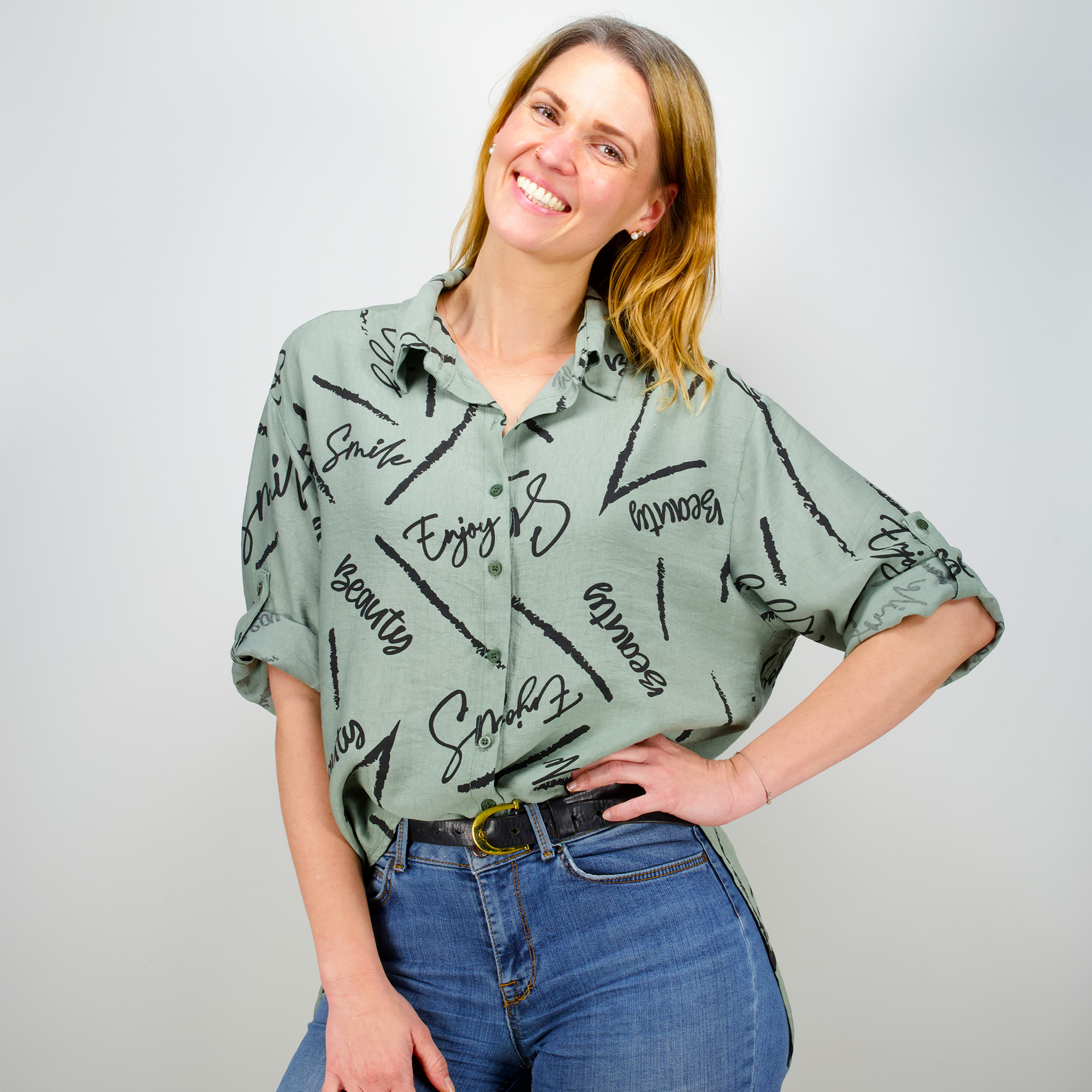 Weibliches Model mit Küstenzauber Bluse 