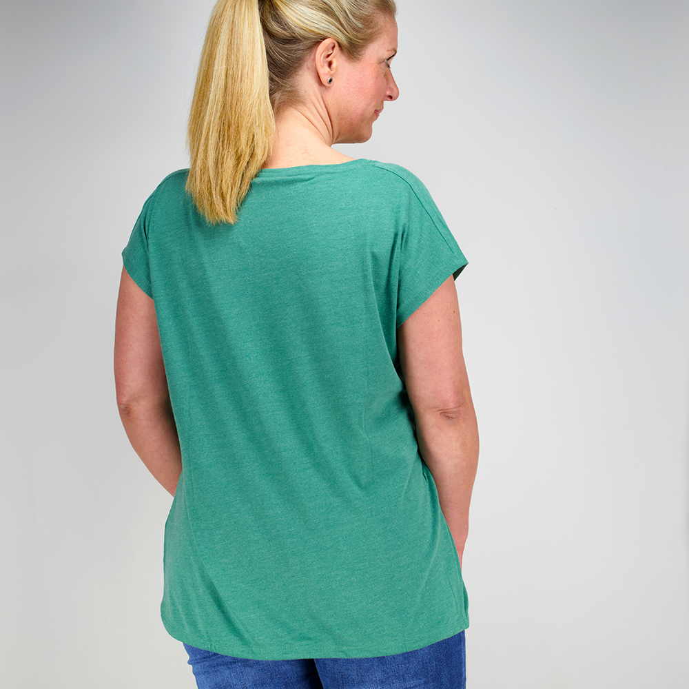 Weibliches Model mit CAMPS BAY T-Shirt in Evergreen Melange