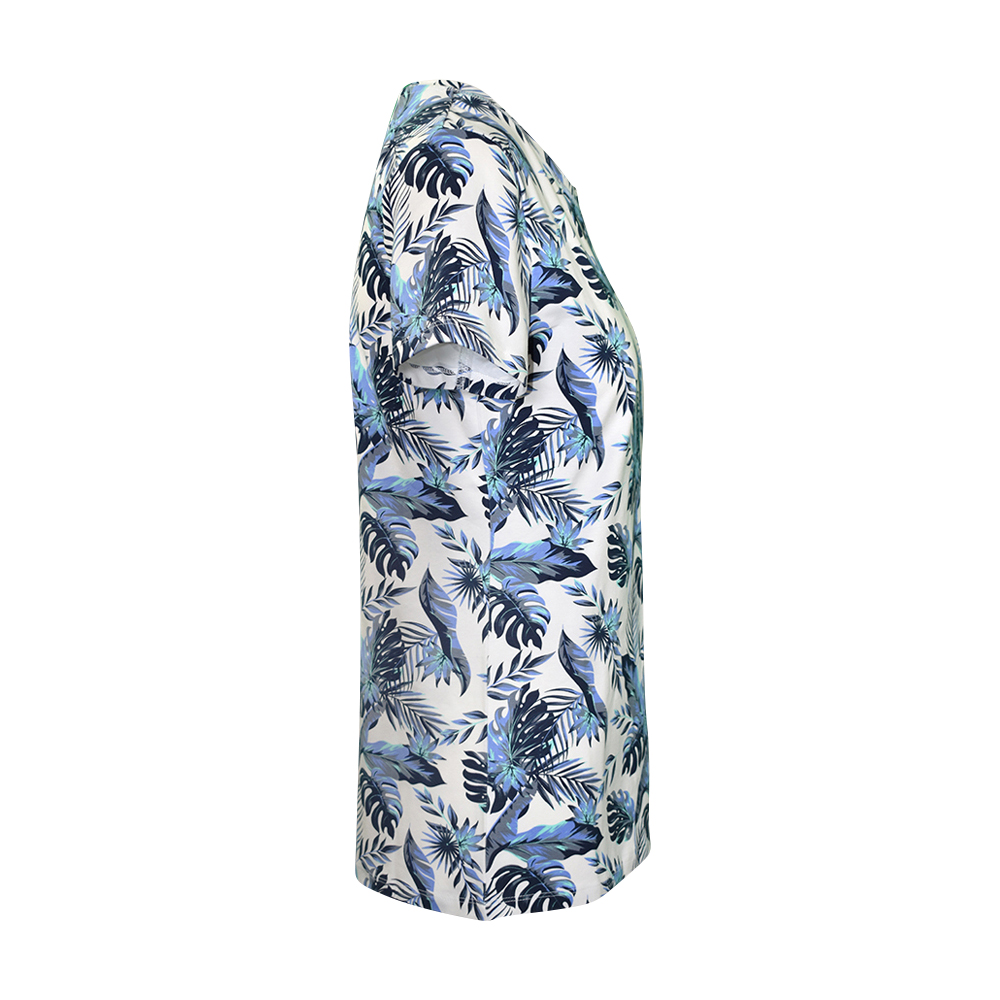 Weibliches Model mit CAMPS BAY T-Shirt in Aqua Sky