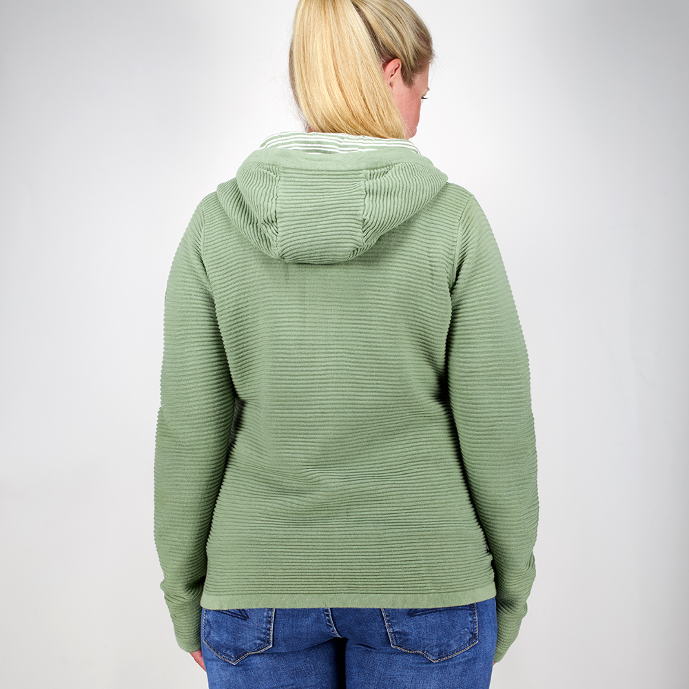 Weibliches Model mit CAMPS BAY Strickjacke in Hedge Green