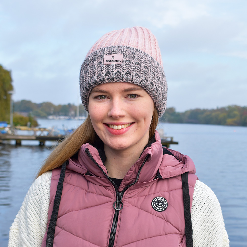 Weibliches Model mit ANKERBRAUT Mütze in Rose