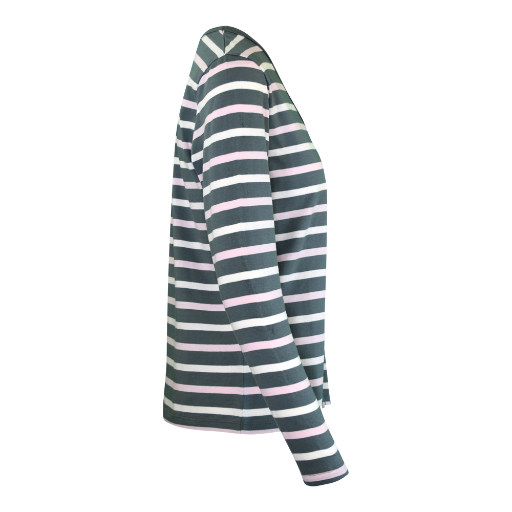 Weibliches Model mit CAMPS BAY Langarmshirt in Balsam Green - Cradle Pink - Cloud Dancer
