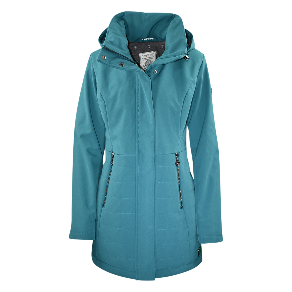 Weibliches Model mit CAMPS BAY Softshell-Jacke in Petrol