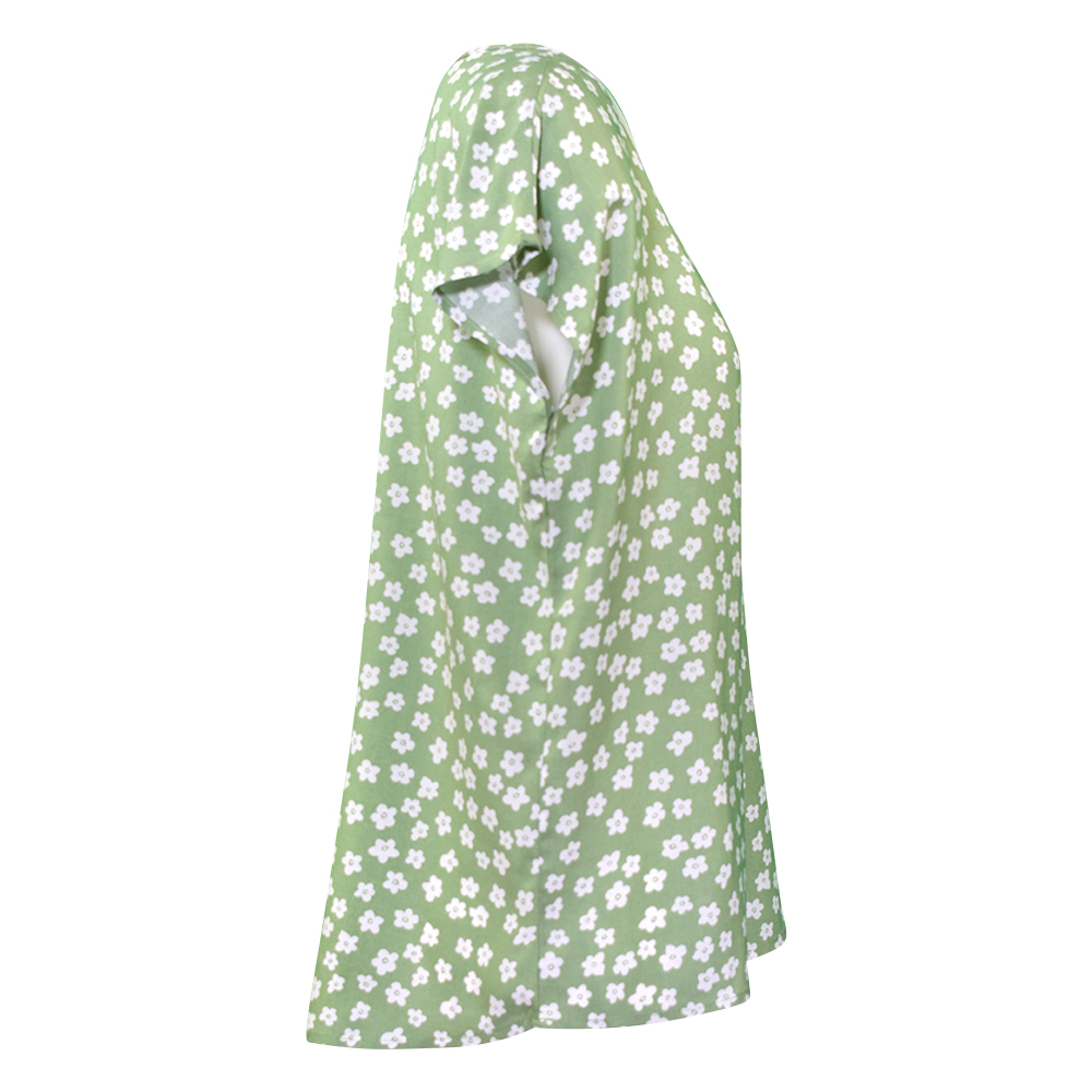 Weibliches Model mit CAMPS BAY Bluse in Green Tea Flower