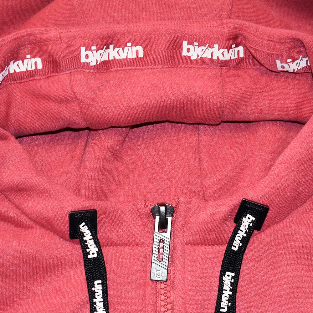 Männliches Model mit Björkvin Sweatjacke in Red Melange