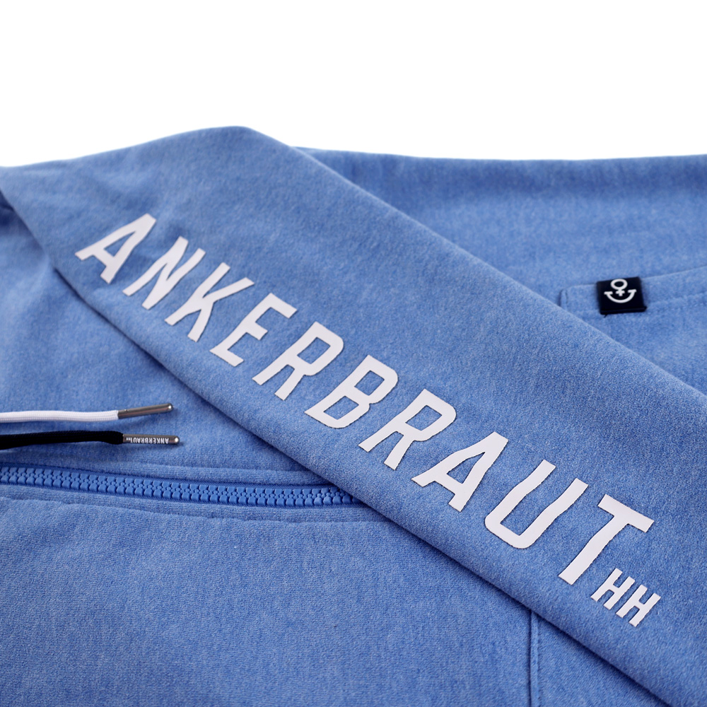 Weibliches Model mit Ankerbraut  Sweatjacke in Provence