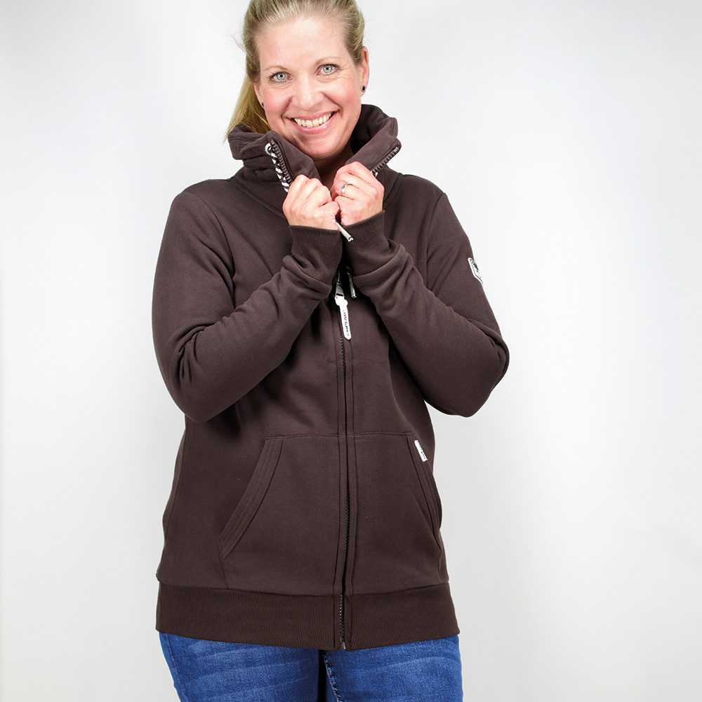 Weibliches Model mit CAMPS BAY Sweatjacke in Chocolate Torte