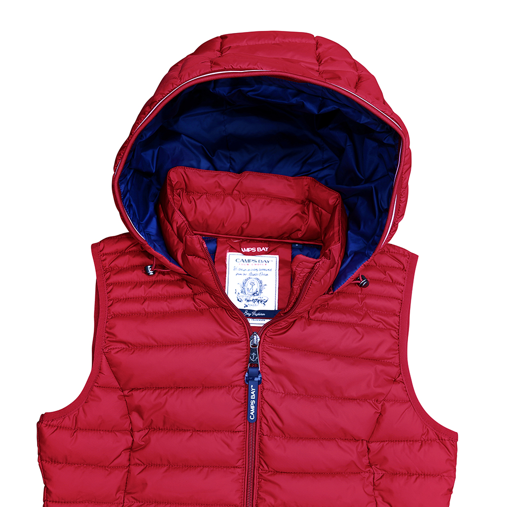 Weibliches Model mit CAMPS BAY Weste in Savvy Red