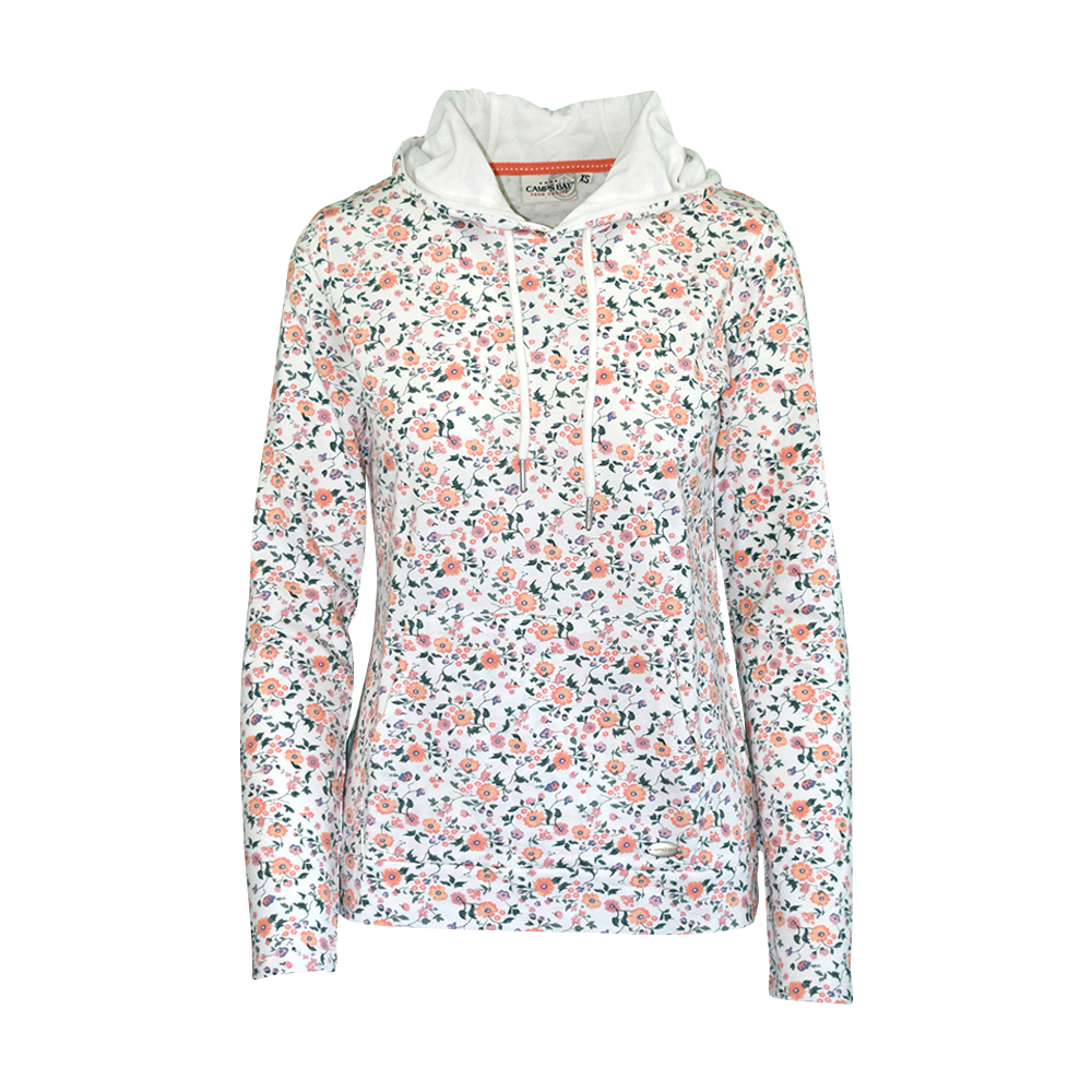 Weibliches Model mit CAMPS BAY Hoodie in Fusion Coral Flowers