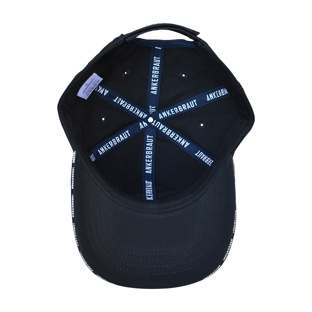 Weibliches Model mit ANKERBRAUT Cap in Schwarz